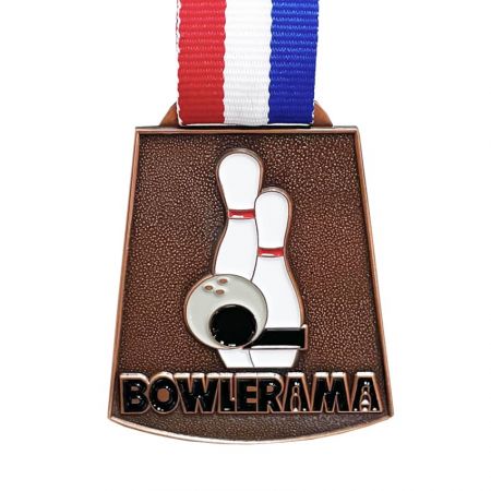 ボウラマのための特注メダル - スタンプされた真鍮製のボウラマメダルは、カスタムメダルの中でも最もクラシックなスタイルです。 メダルの最も人気のあるサイズは約1〜2インチです。アンティーク仕上げにより、すべてのディテールがより読みやすくなりました。 メダルリボンの色に要件がある場合は、ご希望のPMSカラーをお送りいただき、フルカラープリントされたリボンでメダルを完成させることができます。 最小注文数量が少なく、さまざまなロゴ処理方法がありますので、誰でも簡単に注文できるようになりました。 ボウリングメダルをご注文いただく準備ができましたら、お気軽にご連絡ください。