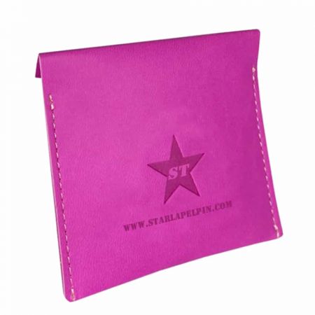 Az érmek csomagolása arany vagy ezüst fólia nyomással vagy selyemnyomással készülhet.