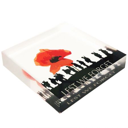 Pappersvikten är gjord av lucite.