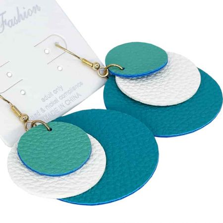 Star Lapel Pin производит модные кожаные серьги.