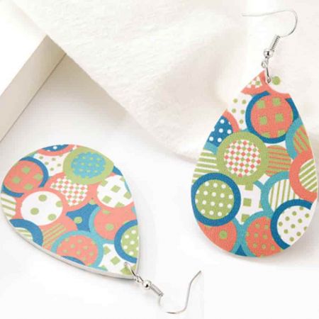 Кожаные серьги станут вашими лучшими аксессуарами.