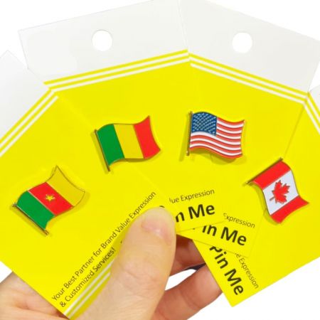 Flag pins kan vises på tasker, tøj osv.