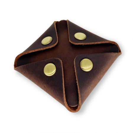 La pochette en cuir pour pièces est pratique et durable pour les emporter partout.