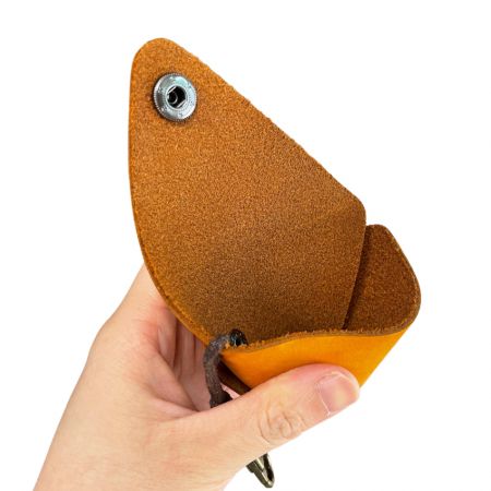 यह लेदर कॉइन बैग व्यावहारिक और व्यक्तिगत है।