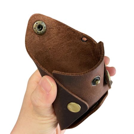 हमारा छोटा लेदर कॉइन पाउच पूरी तरह से कस्टमाइज किया जा सकता है।