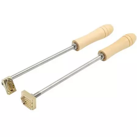 Un tampon en bois peut rendre vos produits faits à la main uniques.