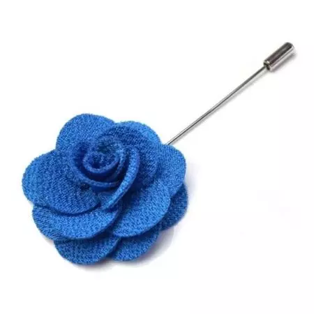 Este alfiler de flor para solapa agrega un excelente toque de color a cualquier conjunto.