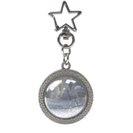 Klar akryl med färgglada paljetter skapar en snöig effekt.