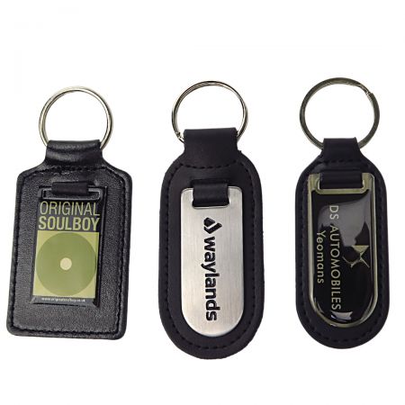 Les badges métalliques sont très populaires avec le porte-clés en cuir.