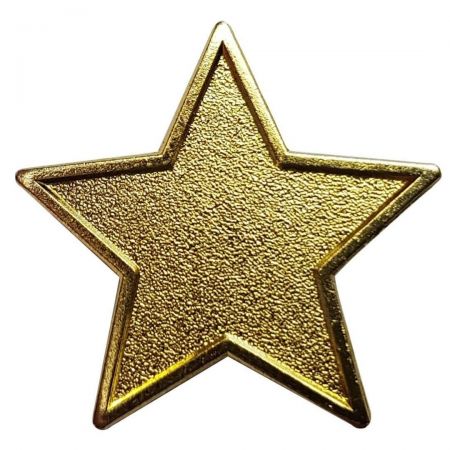 O pin de estrela é popular entre o público.