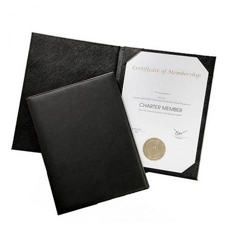 El portafolios de diplomas de cuero con cinta en el interior para sostener el papel.