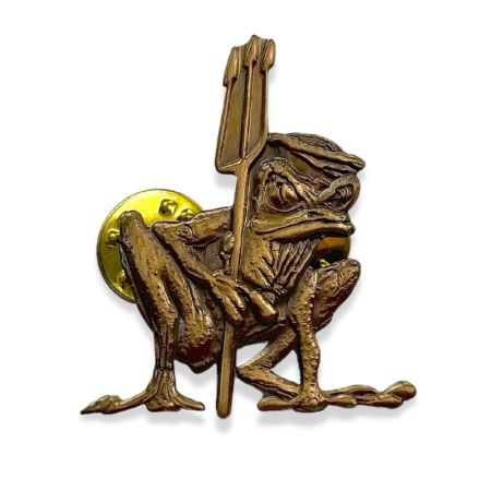 Antika kavajnålar gör sprickorna mörkare och dämpar finishen.