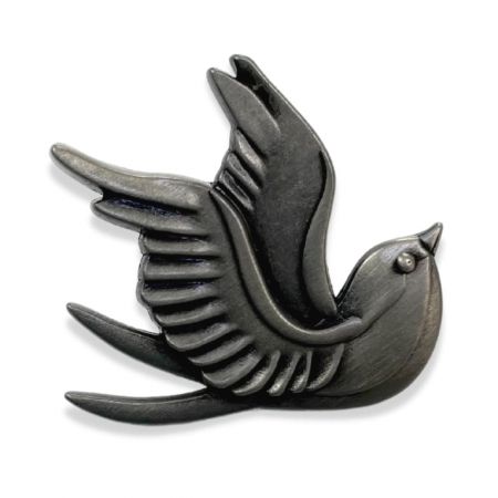빈티지 라펠 핀은 현대적인 룩과 레트로한 매력을 가지고 있습니다.