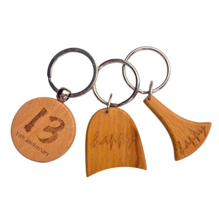 Ekologisk anpassad tränyckelring - Graverad tränyckelring.