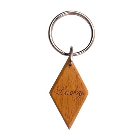 Экологически чистый лазерный логотип на деревянном брелке.