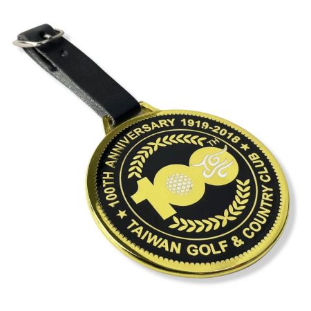 골프 클럽 문화 상징이나 로고 디자인이 있는 맞춤형 골프 클럽 수하물 태그.