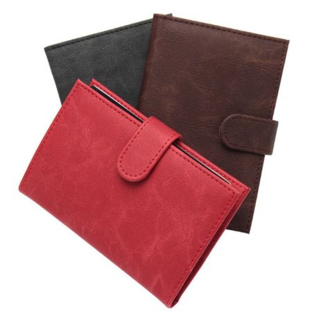 レザーのパスポートカバーは、パーソナライズが可能です。