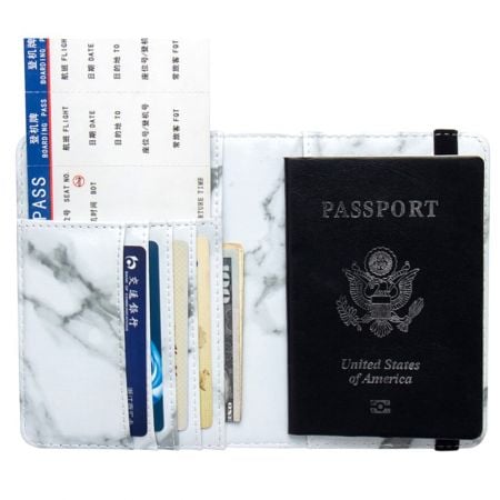 Porta passaporto in pelle con chiusura a fascia elastica.