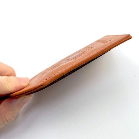 レザーのエッジは丁寧に縫製されています。