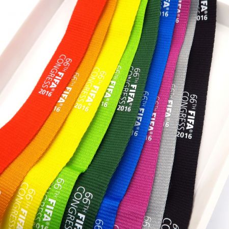 Mukautetut FIFA-tapahtuman kaulanauhat.