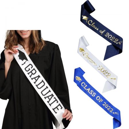 Les écharpes de remise des diplômes ont des couleurs existantes parmi lesquelles vous pouvez choisir.