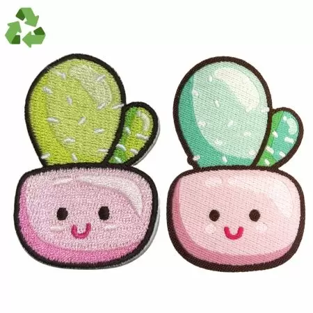 Broderade märken och vävda lappar.