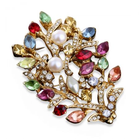 Nous pouvons donner vie à vos pins de revers en pierres précieuses.