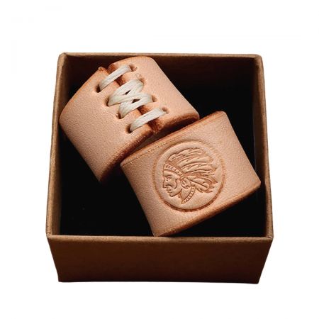 Deslizadores de pañuelo de cuero personalizados.