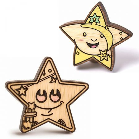 Distintivo in legno personalizzato - I distintivi in legno di Star Lapel Pin sono ecologici e personalizzabili con i loghi dei clienti.