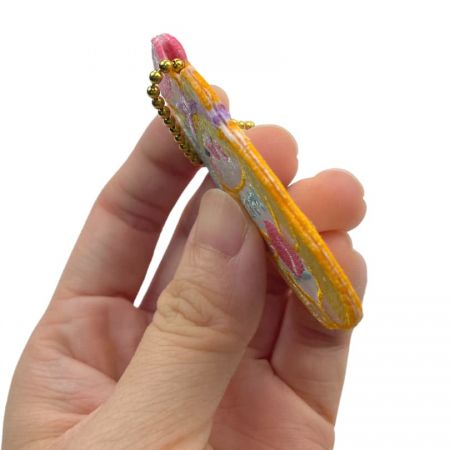 Vi kan hjelpe deg med å tilpasse personlige broderte nøkkelringer.