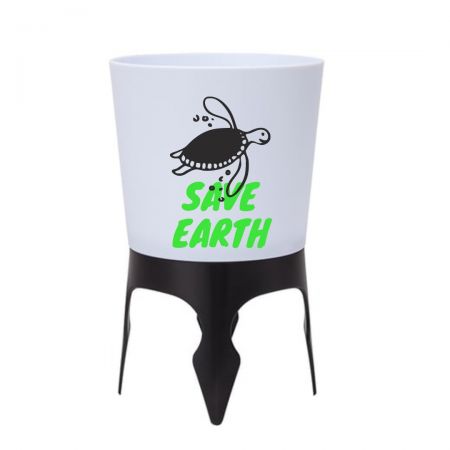 비치 컵 홀더 모래와 병 오프너와 함께.