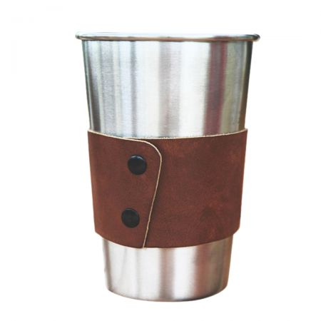 Многоразовый кожаный держатель для кофейной чашки.