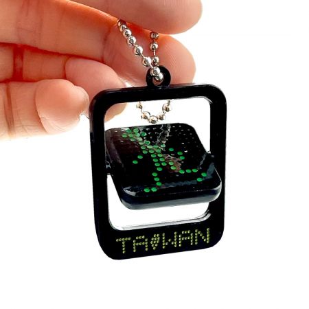 Forgó kulcstartó a jobb láthatóság érdekében.