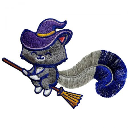 Anpassad tofsbroderi design med självhäftande baksida.