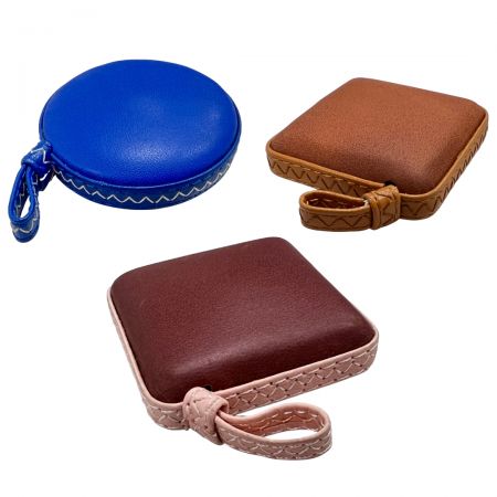 Fita métrica mini de couro.