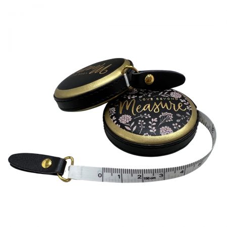 Fita métrica compacta de couro.