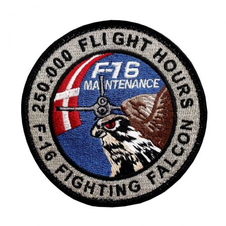 F-16 Fighting Falcon merker med sølvfarget metalltråddesign.
