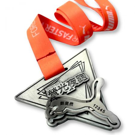 Legg til en unik og morsom dimensjon til våre tilpassede medaljer.