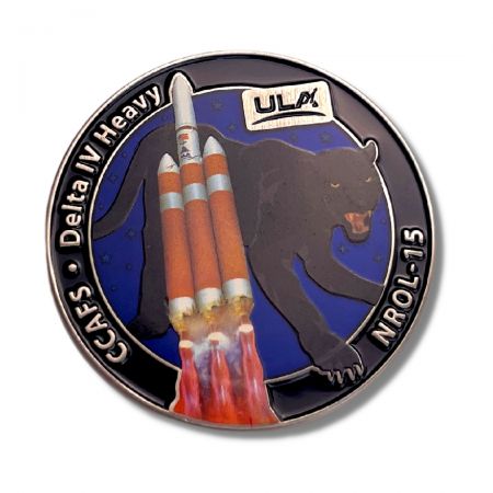 Moneda de la NASA con logotipo en ambos lados.