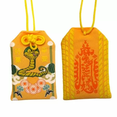 紙片を挿入することができるように開けることができる守護護符。