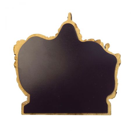 Specialbeställd trämagnet med logotyp.