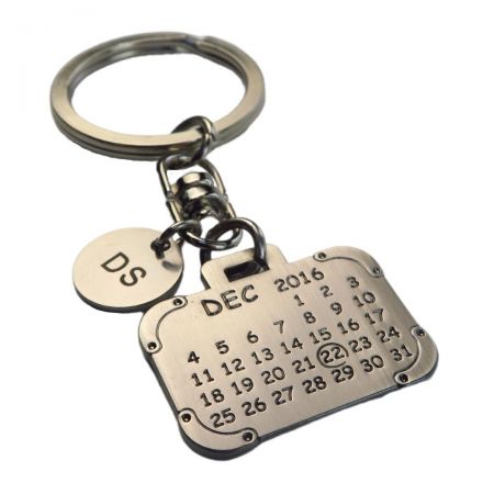 Personalisierter Kalender-Schlüsselanhänger - Der Kalenderschlüsselanhänger besteht aus hochwertigem Edelstahl.