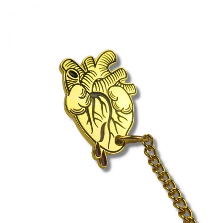 سنجاق زنجیر سینه فلزی.