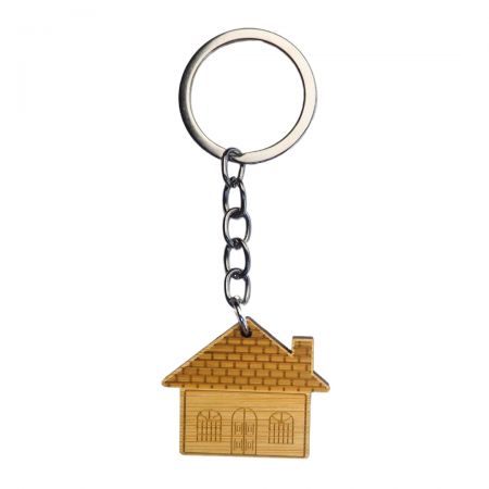 Персонализированные отпечатки с лазерной гравировкой на деревянных брелоках для ключей.