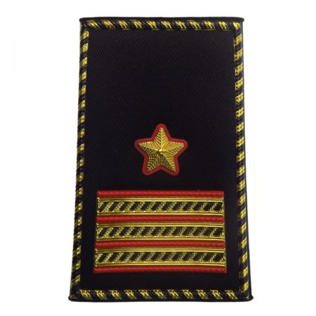 Le rang distinct se tisse dans les épaulettes militaires, sur mesure et honorable.