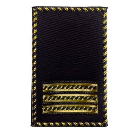 Авиационная экспертиза вплетена в индивидуальные погоны пилота, возвышающие повествования.