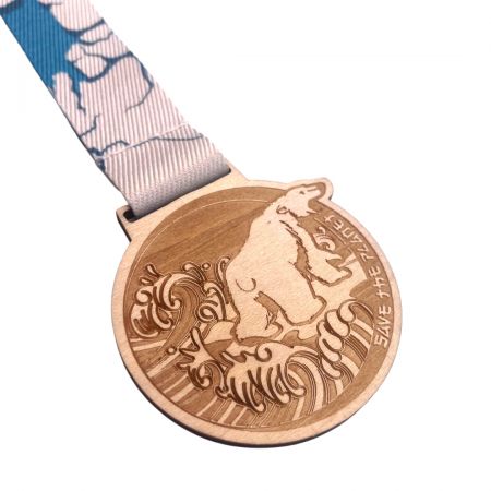 木製メダルは、鮮やかで耐久性のあるスプレー塗装された表面を誇っています。