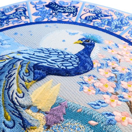 Lägg till stil på dina kläder med en anpassad patch med intrikat broderi.