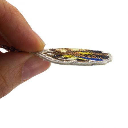 Gjør et statement med unikt utformede tilpassede øredobber.