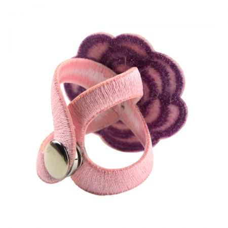 Valorizza il tuo stile con una spilla su misura per sciarpe con ricami intricati.